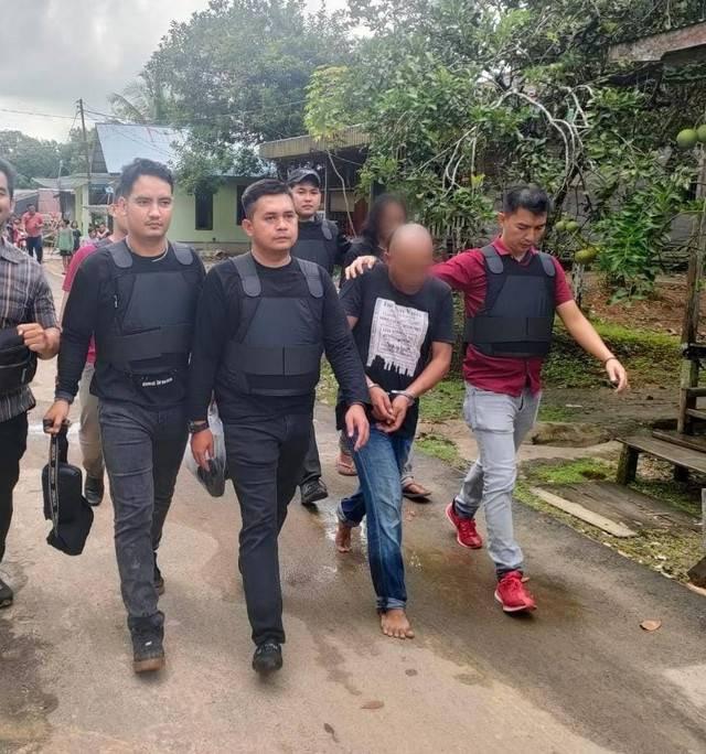 Pelaku saat diamankan polisi di TKP. Seorang pria di Sekadau menyekap hingga menganiaya selingkuhan istrinya. Foto: Dok. Polres Sekadau