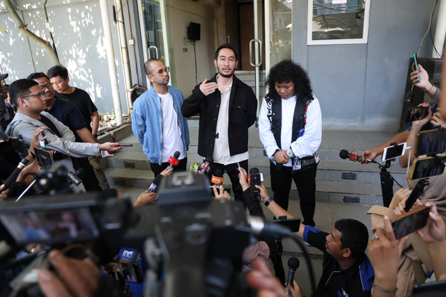 Artis Raffi Ahmad bersama Jeje dan Marshel Widianto saat ditemui wartawan usai mengisi acara di kawasan Tendean, Jakarta, Senin (8/7/2024). Foto: Agus Apriyanto