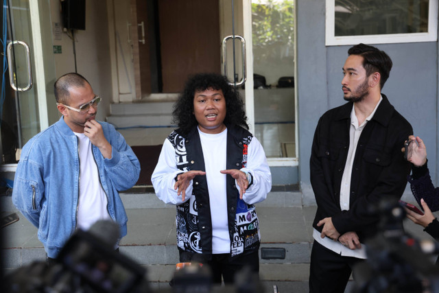 Artis Raffi Ahmad bersama Jeje dan Marshel Widianto saat ditemui wartawan usai mengisi acara di kawasan Tendean, Jakarta, Senin (8/7/2024). Foto: Agus Apriyanto