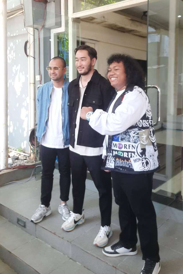 Artis Raffi Ahmad bersama Jeje dan Marshel Widianto saat ditemui wartawan usai mengisi acara di kawasan Tendean, Jakarta, Senin ( 8/7/2024). Foto: Vincentius Mario/kumparan