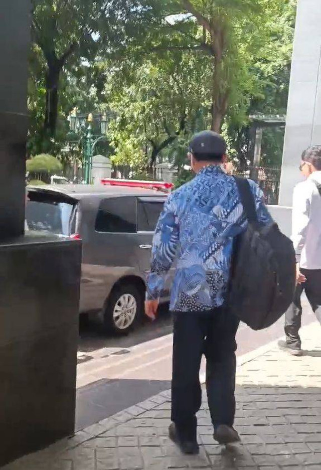 Momen Hakim Agung nonaktif Gazalba Saleh kembali dibawa ke rumah tahanan KPK di PN Jakarta Pusat, Senin (8/7/2024). Foto: Hedi/kumparan