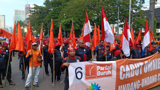 Massa aksi dari Partai Buruh, Konfederasi Serikat Pekerja Indonesia dan serikat buruh lainnya menggelar unjuk rasa di Patung Kuda, Jakarta Pusat, Senin (8/7/2024). Foto: Fadlan Nuril Fahmi/kumparan