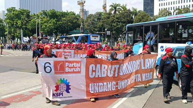 Massa aksi dari Partai Buruh, Konfederasi Serikat Pekerja Indonesia dan serikat buruh lainnya menggelar unjuk rasa di Patung Kuda, Jakarta Pusat, Senin (8/7/2024). Foto: Fadlan Nuril Fahmi/kumparan