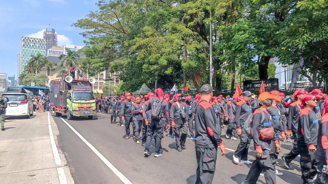 Massa aksi dari Partai Buruh, Konfederasi Serikat Pekerja Indonesia dan serikat buruh lainnya menggelar unjuk rasa di Patung Kuda, Jakarta Pusat, Senin (8/7/2024). Foto: Fadlan Nuril Fahmi/kumparan