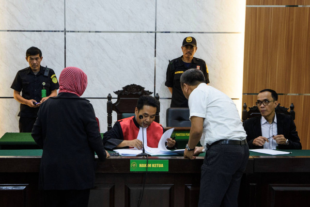 Hakim tunggal Eman Sulaeman (tengah) memeriksa berkas saat sidang gugatan praperadilan Pegi Setiawan di Pengadilan Negeri Bandung, Jawa Barat, Senin (1/7/2024). Foto: Novrian Arbi/ANTARA FOTO