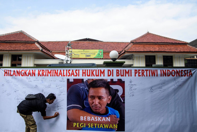 Pendukung menandatangani spanduk dukungan usai penundaan sidang perdana praperadilan Pegi Setiawan di Pengadilan Negeri Bandung, Bandung, Jawa Barat, Senin (24/6/2024). Foto: Novrian Arbi/ANTARA FOTO