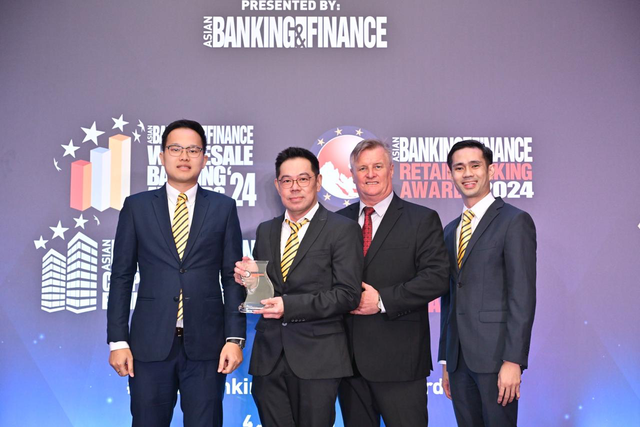 Maybank Indonesia meraih penghargaan "Wealth Management Platform of The Year-Indonesia" dalam ajang Asian Banking & Finance Retail Banking Awards 2024. Foto: Dok. Maybank Indonesia