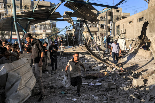 Kondisi usai serangan Israel yang menghantam Sekolah di Jalur Gaza, Sabtu (6/7/2024). Foto: Eyad BABA / AFP