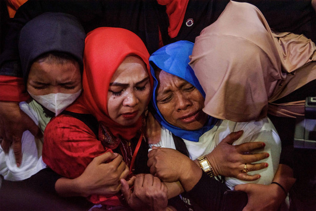 Amel (kiri), kerabat, hingga Kartini ibu Pegi Setiawan (kedua kanan) saat mendengarkan putusan gugatan praperadilan Pegi Setiawan dalam sidang di Pengadilan Negeri Bandung, Jawa Barat, Senin (8/7/2024). Foto: Novrian Arbi/ANTARA FOTO