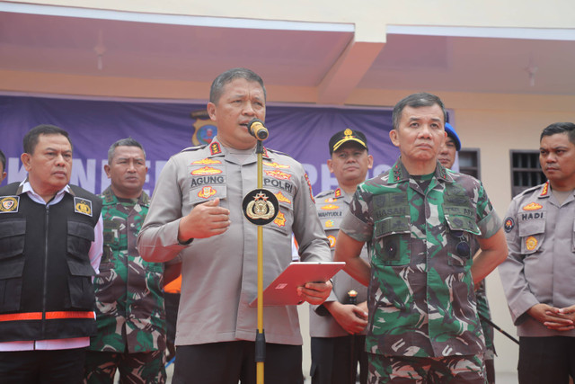 Kapolda Sumut Komjen Agung Setya Imam dan Pangdam I BB Mayjen Mochammad Hasan memberikan keterangan pers kasus kebakaran rumah wartawan Tribrata TV Sempurna Pasaribu di Karo, Senin (8/7/2024). Foto: Polda Sumut