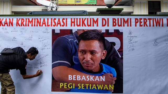 Pendukung menandatangani spanduk dukungan usai penundaan sidang perdana praperadilan Pegi Setiawan di Pengadilan Negeri Bandung, Bandung, Jawa Barat, Senin (24/6/2024). Foto: Novrian Arbi/ANTARA FOTO