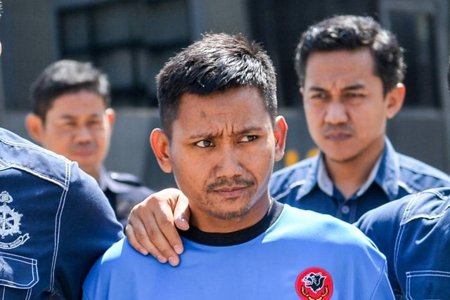 Tersangka kasus pembunuhan Pegi Setiawan untuk dihadirkan pada konferensi pers yang digelar di Gedung Ditreskrimum Polda Jabar, Bandung, Jawa Barat, Minggu (26/5/2024).
 Foto: Raisan Al Farisi/ANTARA FOTO