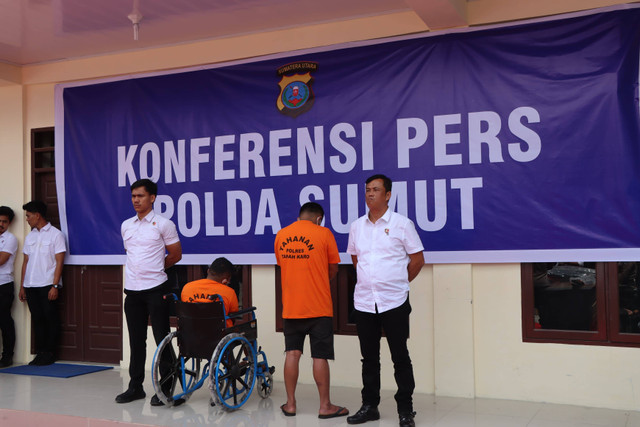 Polisi menunjukkan tersangka pembakaran rumah yang menewaskan wartawan Tribrata TV, Sempurna Pasaribu, saat rilis di Polda Sumut, Senin (8/7/2024). Foto: Polda Sumut