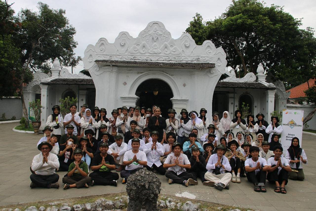 Kegiatan di Keraton Kasepuhan Cirebon dan Masjid Agung Sang Cipta Rasa bertujuan untuk mengenalkan puluhan anak yatim mengenai sejarah Nusantara serta penyebaran agama Islam di wilayah Jawa Barat hingga DKI Jakarta. (Jumat, 5/7)