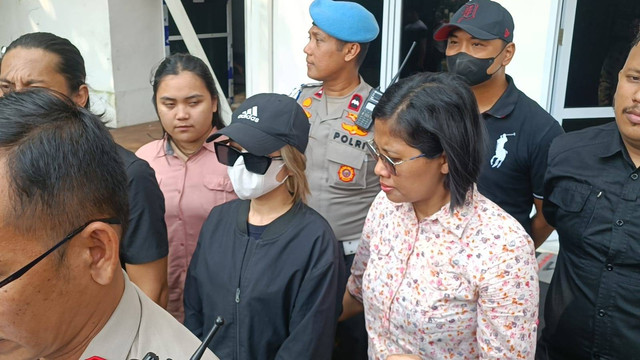 SA (pakai kacamata hitam), eks caleg DPRD Kota Tangerang,ditangkap terkait kasus narkoba hadir dalam jumpa pers di kawasan Pos Polisi Monas, Jakarta Pusat, Senin (8/7/2024). Foto: Fadlan Nuril Fahmi/kumparan