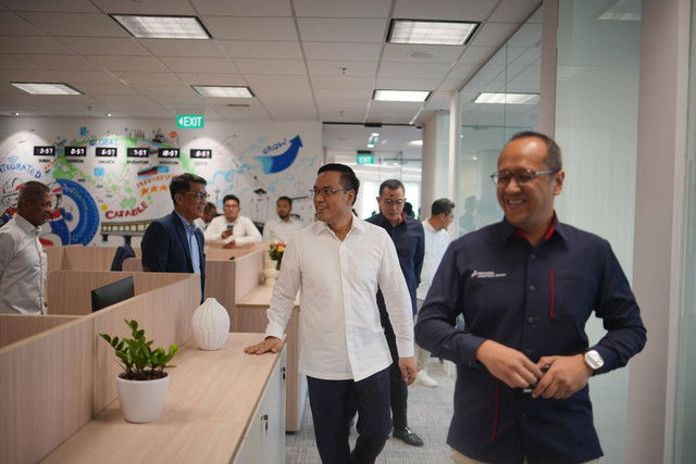 Komisaris Utama PT Pertamina (Persero) Simon Aloysius dan Direktur Utama PT Pertamina (Persero) Nicke Widyawati apresiasi kinerja Pertamina International Shipping Asia Pacific (PIS AP) yang sukses ekspansi di market internasional. Foto: Pertamina