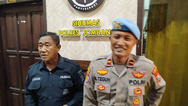 Kasi Propam Polres Jombang, Ipda Muhammad Teguh di Mapolres Jombang (kanan). Foto: Dok. Istimewa