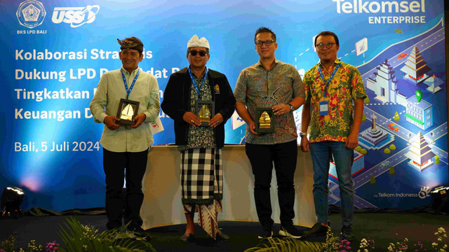 (kiri-kanan) Ketua Badan Kerja Sama LPD Provinsi Bali I Nyoman Cendikiawan, CEO USSI Group Maman Tirta Rukmana, Direktur Sales Telkomsel Adiwinahyu B. Sigit, dan Direktur Utama Telkomsel Nugroho, meresmikan kemitraan Telkomsel dengan PT USSI dan LPD Provinsi Bali untuk menyediakan solusi telekomunikasi dan layanan keuangan yang inklusif, inovatif, dan transformatif. Foto: Dok. Telkomsel