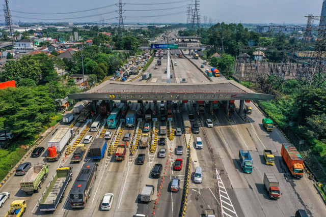 Foto udara kendaraan antre memasuki di Pintu Tol Cikupa, Tangerang, Banten, Senin (8/7/2024). Foto: Galih Pradipta/ANTARA FOTO