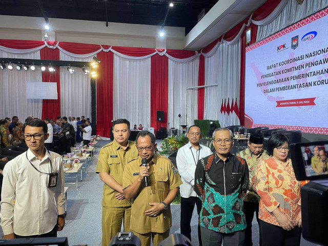 Menteri Dalam Negeri RI Tito Karnavian dan Wakil Ketua KPK Alexander Marwata saat konferensi pers di Gedung Juang KPK, Senin (8/7/2024). Foto: Fadhil Pramudya/kumparan