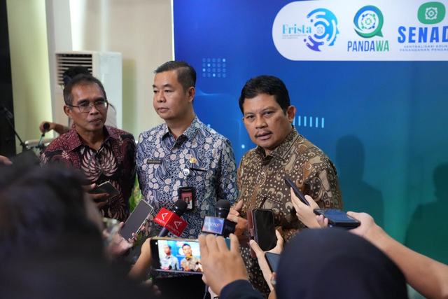 Direktur Utama BPJS Kesehatan, Ghufron Mukti (kanan) pada peluncuran Face Recognition BPJS Kesehatan (FRISTA) di Jakarta, Senin (8/7/2024). Foto: Dok. BPJS Kesehatan