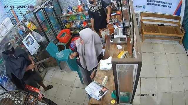 Aksi Pria Merampok Agen Bank di Lampung Timur terekam CCTV. | Foto: Ist