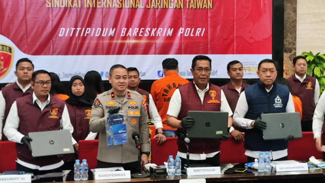 Polisi menunjukkan tersangka dan barang bukti kasus judi online dan pornografi jaringan Taiwan saat konpers di Bareskrim Polri, Jakarta, Senin (8/7/2024). Foto: Jonathan Devin/kumparan