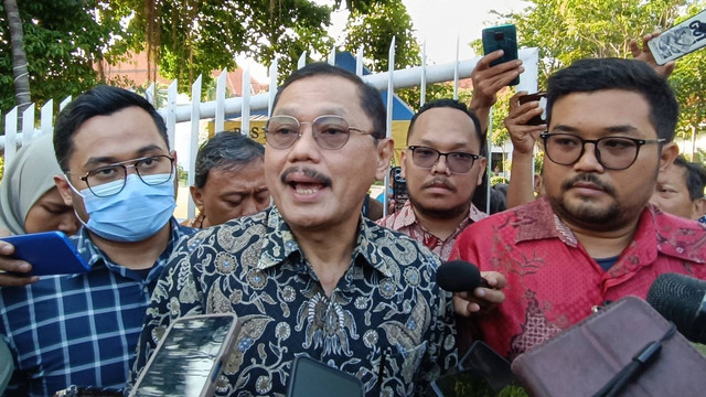 Prof Dr Budi Santoso dr SpOG (K) didampingi oleh kuasa hukumnya di depan halaman Kampus A Unair Surabaya, Senin (8/7/2024). Foto: Farusma Okta Verdian/kumparan