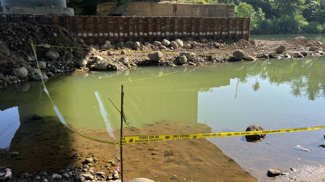 Garis polisi di TKP ditemukannya mayat Afif Maulana di bawah Jembatan Sungai Kuranji, Padang, Jumat (5/7/2024). Foto: Muthia Firdaus/kumparan