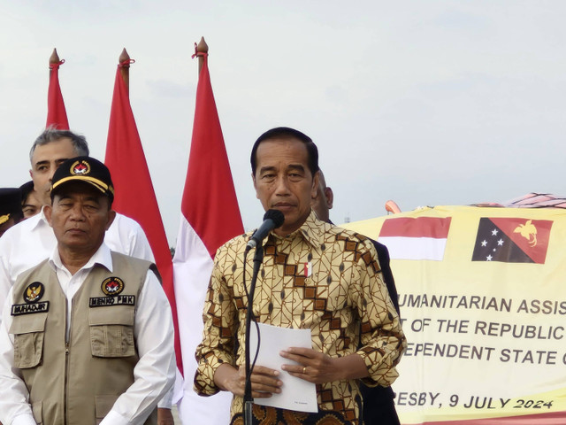 Presiden Jokowi secara simbolis melepas bantuan kemanusiaan untuk Papua Nugini dan Afghanistan di Lanud Halim Perdanakusuma. Foto: Nadia Riso/kumparan