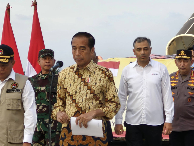 Presiden Jokowi secara simbolis melepas bantuan kemanusiaan untuk Papua Nugini dan Afghanistan di Lanud Halim Perdanakusuma. Foto: Nadia Riso/kumparan