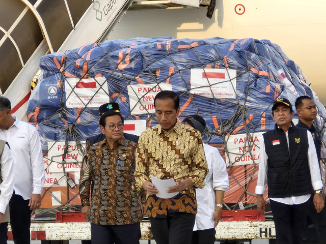 Presiden Jokowi secara simbolis melepas bantuan kemanusiaan untuk Papua Nugini dan Afghanistan di Lanud Halim Perdanakusuma. Foto: Nadia Riso/kumparan