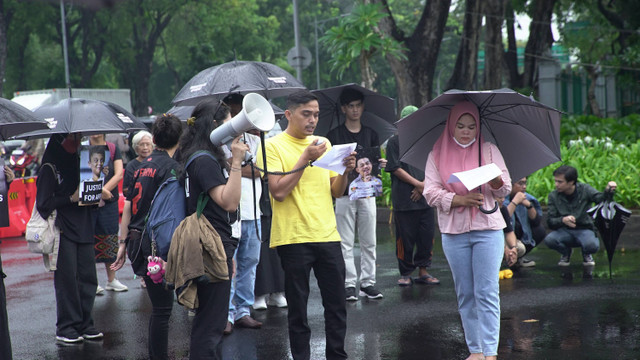 Orang tua Afif Maulana melakukan orasi menuntut keadilan pada Aksi Kamisan di depan Istana Merdeka, Jakarta, Kamis (4/7/2024). Foto: Bagas Andhita Putra/kumparan