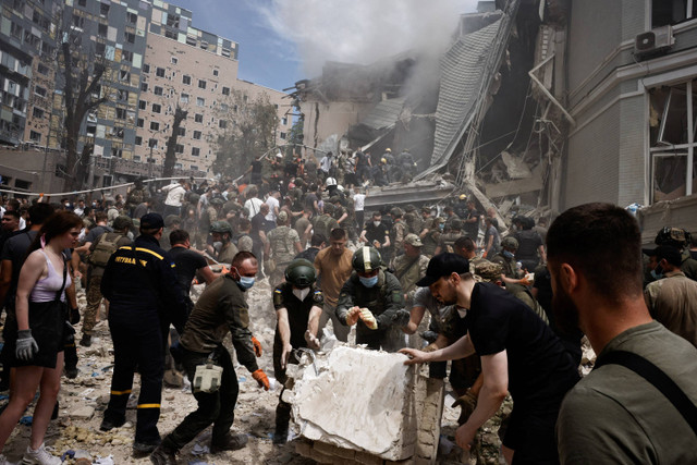 Tim penyelamat bekerja di Rumah Sakit Anak Ohmatdyt yang rusak akibat serangan rudal Rusia, di tengah serangan Rusia ke Ukraina, di Kyiv, Ukraina, Senin (8/7/2024). Foto: Thomas Peter/REUTERS 