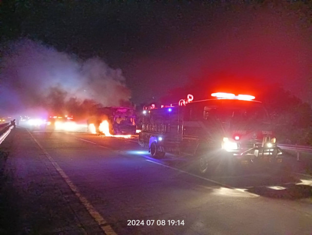 Sebuah bus terbakar di Tol Surabaya-Jombang KM 685+500 B, Senin (8/7/2024). Foto: Dok. PJR Polda Jatim