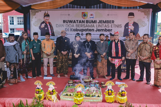 Bupati Jember, Hendy Siswanto (tengah) dalam Ruwatan Bumi Jember dan Doa Bersama Lintas Etnis di Alun-Alun Jember, Minggu (7/7/2024). Foto: Dok. Istimewa