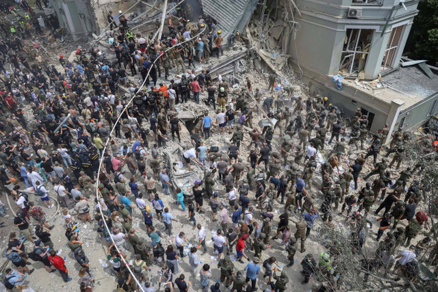 Tim penyelamat dan relawan bekerja di Rumah Sakit Anak Ohmatdyt yang rusak akibat serangan rudal Rusia, di tengah serangan Rusia ke Ukraina, di Kyiv, Ukraina, Senin (8/7/2024). Foto: Oleksandr Ratushniak/REUTERS 