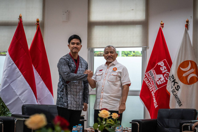 Presiden PKS Ahmad Syaikhu (kanan) bersama Ketua Umum PSI Kaesang Pangarep (kiri) berjabat tangan saat silahturahmi antarpartai politik di Kantor DPP PKS, Jakarta, Senin (8/7/2024). Foto: Bayu Pratama S/ANTARA FOTO