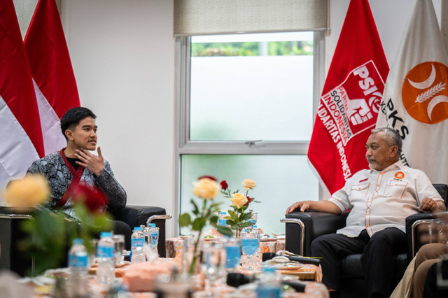 Presiden PKS Ahmad Syaikhu (kanan) bersama Ketua Umum PSI Kaesang Pangarep (kiri) berbincang saat silahturahmi antarpartai politik di Kantor DPP PKS, Jakarta, Senin (8/7/2024). Foto: Bayu Pratama S/ANTARA FOTO