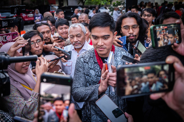 Ketua Umum PSI Kaesang Pangarep (tengah) didampingi Presiden PKS Ahmad Syaikhu (keempat kanan) menjawab pertanyaan wartawan usai silahturahmi antarpartai politik di Kantor DPP PKS, Jakarta, Senin (8/7/2024). Foto: Bayu Pratama S/ANTARA FOTO