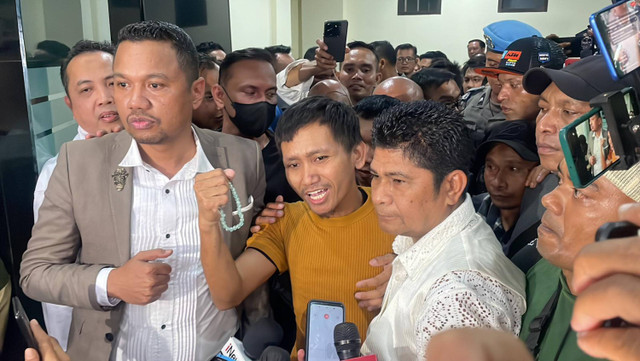 Pegi Setiawan memberikan keterangan usai dilepas dari penjara di Polda Jawa Barat, Senin (8/7/2024). Foto: kumparan