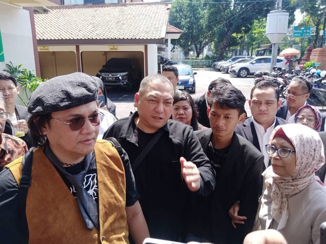 Tim kuasa hukum Saka Tatal, saat mengajukan upaya Peninjauan Kembali (PK) ke Pengadilan Negeri (PN) Kota Cirebon, Senin (8/7). Foto: Tarjoni/Ciremaitoday