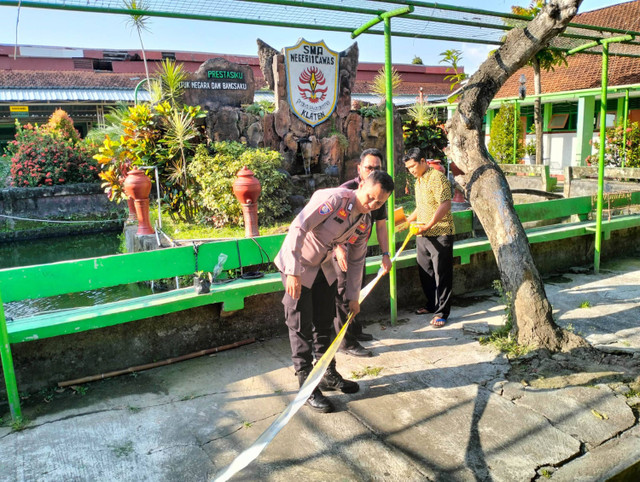 Polisi saat mendatangi TKP Ketua Osis SMA N 1 Cawas, Kabupaten Klaten, yang tewas tersetrum di kolam sekolah.  Foto: Dok. Polres Klaten