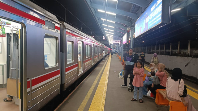 Suasana stasiun Tanah Abang mulai lengang usai sebelumnya membludak penumpang karena gangguan di rute Cisauk, Jakarta Pusat, Senin (8/7/2024). Foto: Fadlan Nuril Fahmi/kumparan