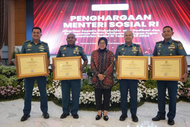 Mensos Risma Sampaikan Penghargaan kepada Sejumlah Pemangku Kepentingan Berjasa. Foto: Dok. Kemensos