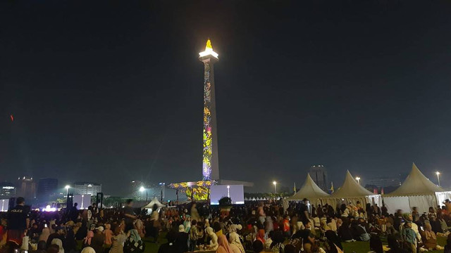 Gemerlap lampu dan keramaian kawasan Monas, Jakarta, saat Malam Jaya Raya puncak HUT Ke-497 Jakarta. (Sumber Gambar: Ashfa Mawaddati)
