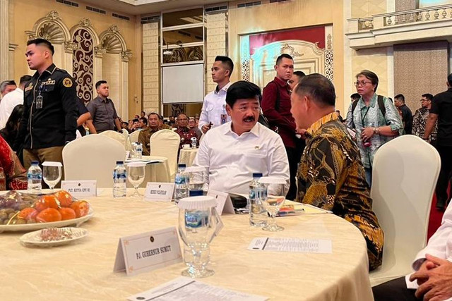 Menko Polhukam Hadi Tjahjanto dan Mendagri Tito Karnavian menghadiri Rapat Koordinasi Kesiapan Penyelenggaraan Pilkada Serentak Tahun 2024 Wilayah Sumatera di Regale Convention Hall, Kota Medan, Selasa (9/7/2024). Foto: Tri Vosa/kumparan