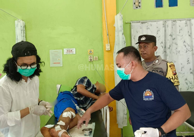 Korban saat mendapat perawatan di rumah sakit. Warga Batu Ampar diterkam buaya saat hendak tancapkan tanda bahaya di sungai. Foto: Dok. Polres Kubu Raya