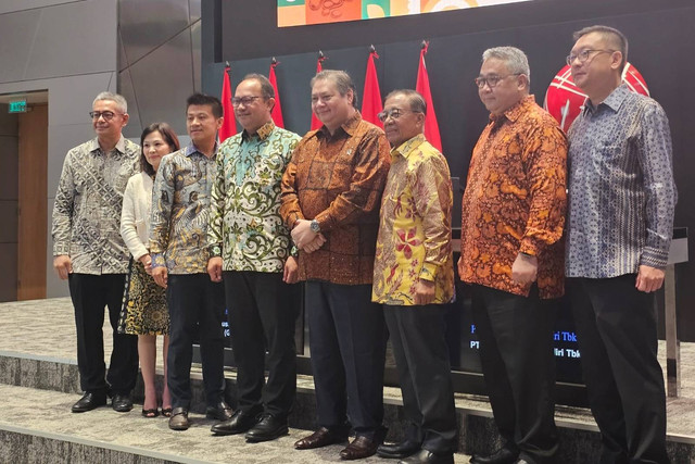 Menko Bidang Perekonomian Airlangga Hartarto dan Direktur Utama GUNA Ivan Cokro Saputra dalam IPO GUNA di BEI, Jakarta, Selasa (9/7/2024). Foto: Widya Islamiati/kumparan