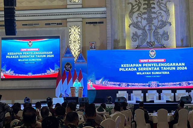 Menko Polhukam Hadi Tjahjanto memberikan sambutan saat Rapat Koordinasi Kesiapan Penyelenggaraan Pilkada Serentak Tahun 2024 Wilayah Sumatera di Regale Convention Hall, Kota Medan, Selasa (9/7/2024). Foto: Tri Vosa/kumparan